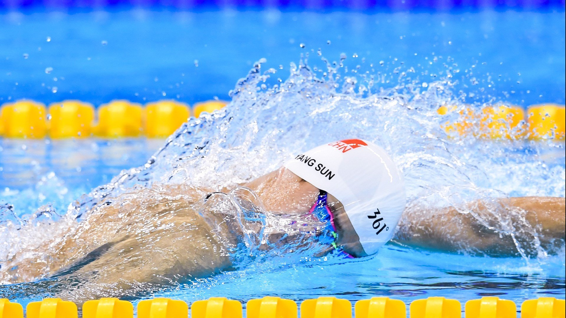 “高新体育中心网球赛:巅峰对决引爆全场热情”